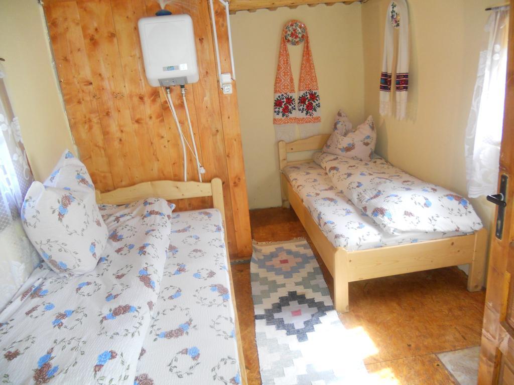 Cabana Victor Sighetu Marmaţiei Cameră foto